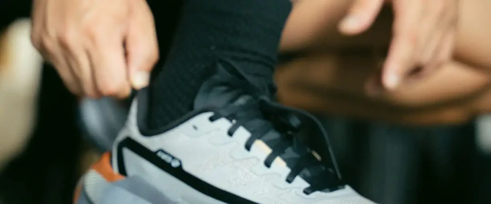 Un corredor se prepara las zapatillas antes de salir: fotografía de la guía de tiempos en 5 km
