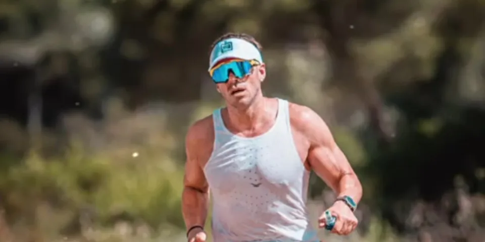 Corredor entrenando al aire libre